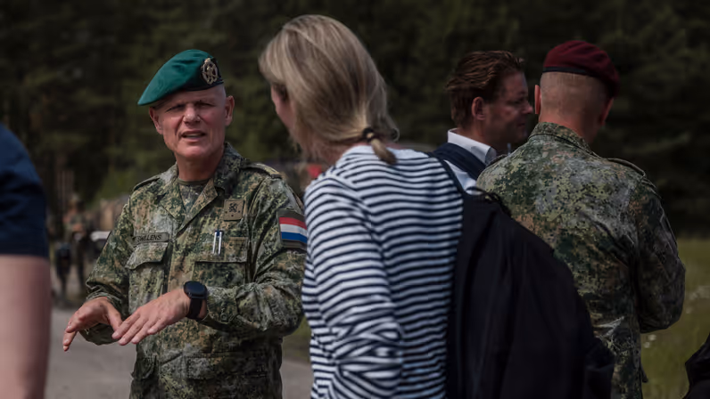 Commandant Landstrijdkrachten luitenant-generaal Jan Swillens spreekt tijdens oefening Fighter Lion met bezoekers op het oefenterrein.