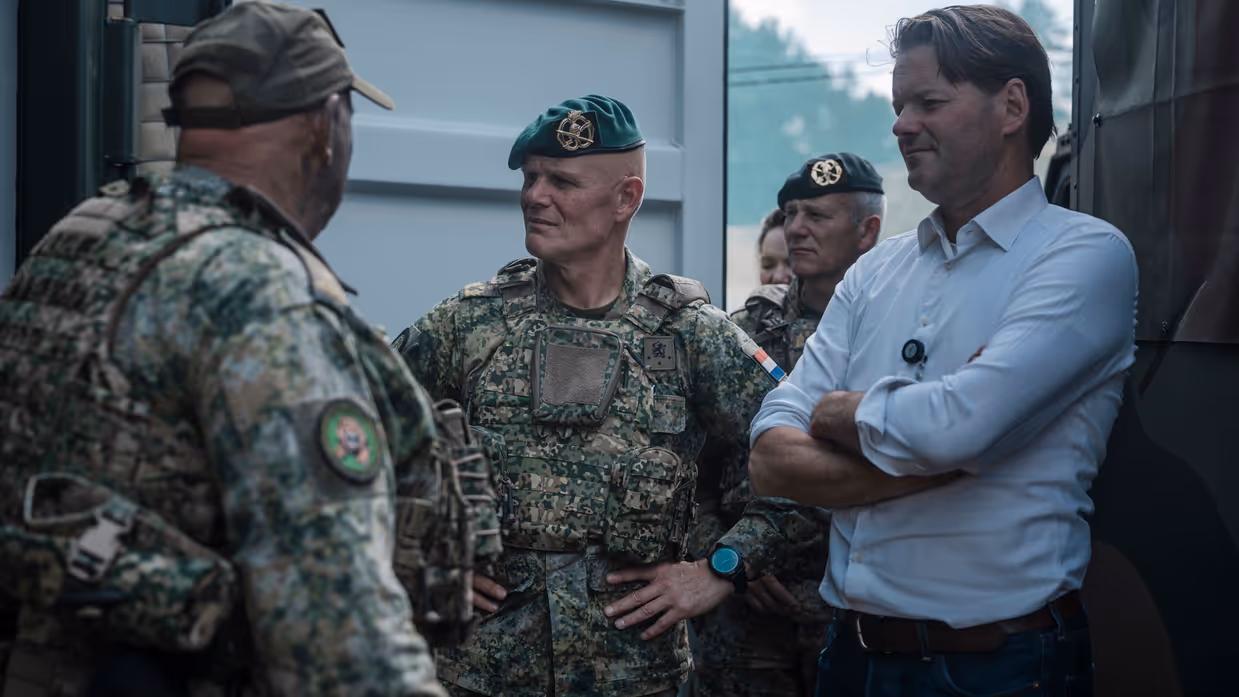 Commandant Landstrijdkrachten luitenant-generaal Jan Swillens spreekt tijdens Fighter Lion met militairen en bezoekers op het oefenterrein.