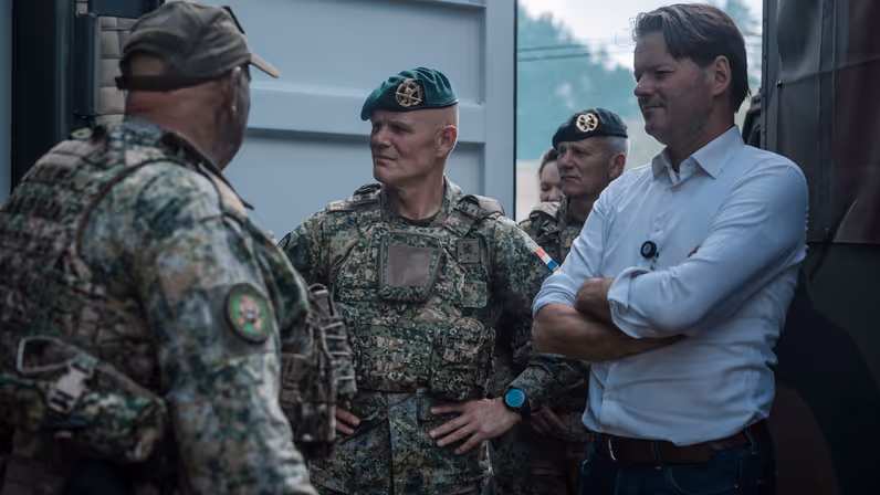 Commandant Landstrijdkrachten luitenant-generaal Jan Swillens spreekt tijdens Fighter Lion met militairen en bezoekers op het oefenterrein.