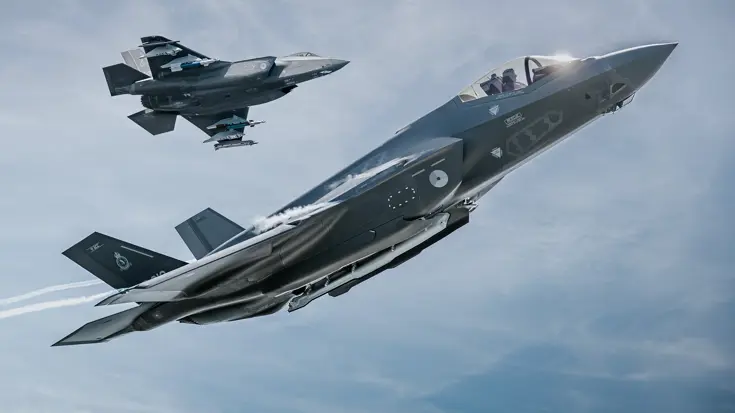 Twee f35's vliegen parallel aan elkaar.