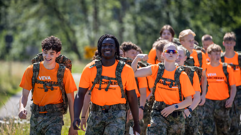 Studenten lachen tijdens het lopen en hebben plezier.