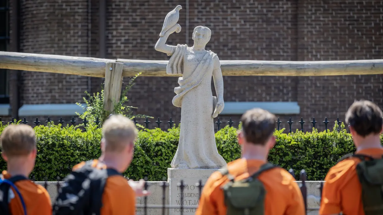 VeVa-studenten kijken naar een standbeeld.