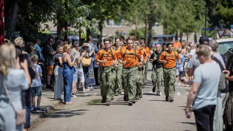Groepje speedmarsers wordt binnengeklapt door familie