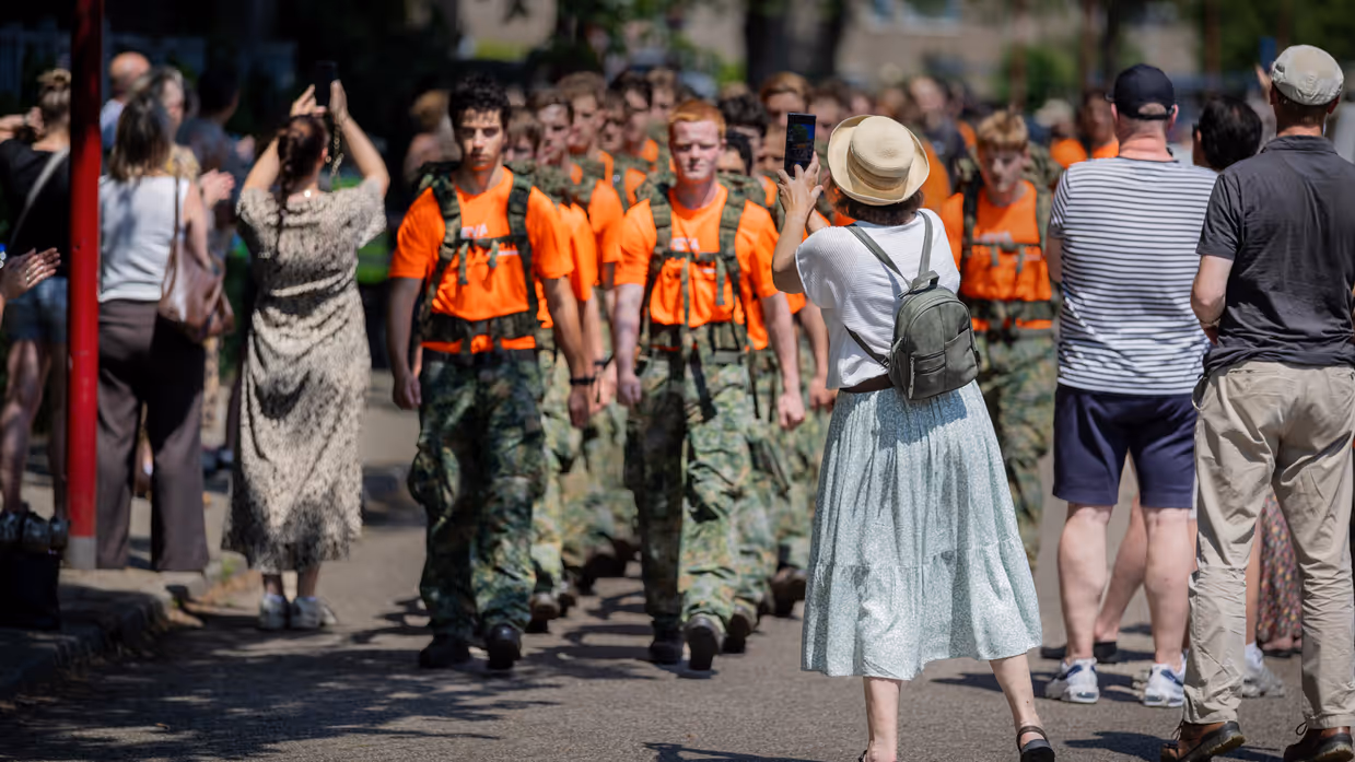  Familie klapt studenten binnen