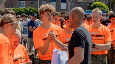  Jongen krijgt coin