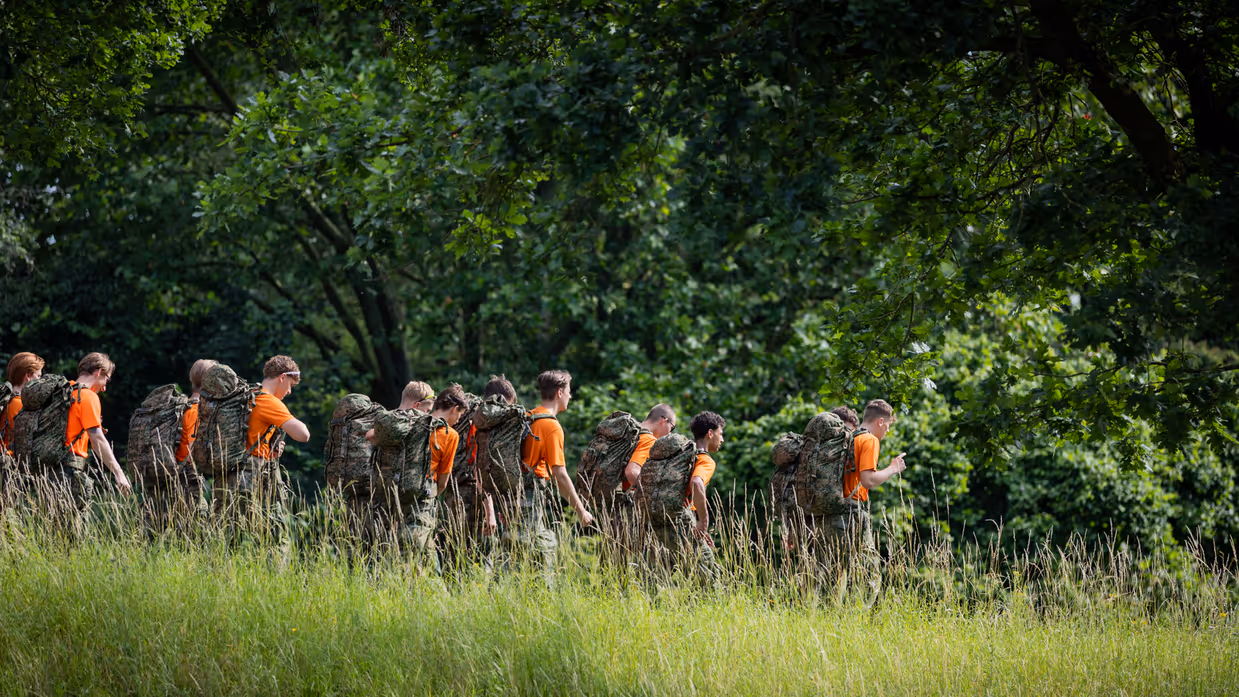 Studenten lopen over een dijk, Studenten lopen op de stoep door Nieuwegein 