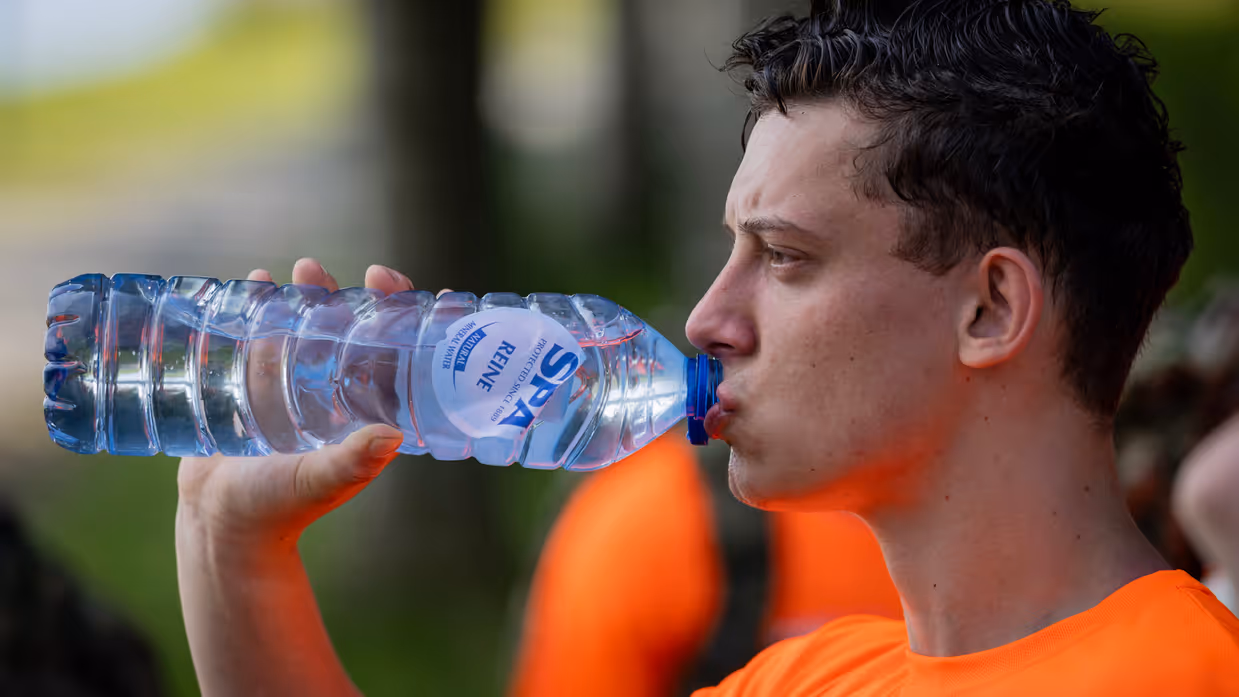 Jongen neemt een slok water