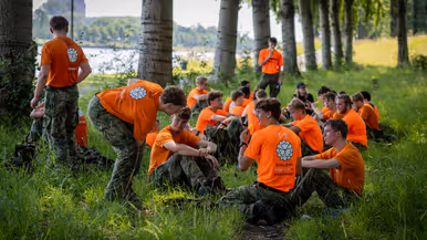  Studenten zitten in de schaduw met een ijsje