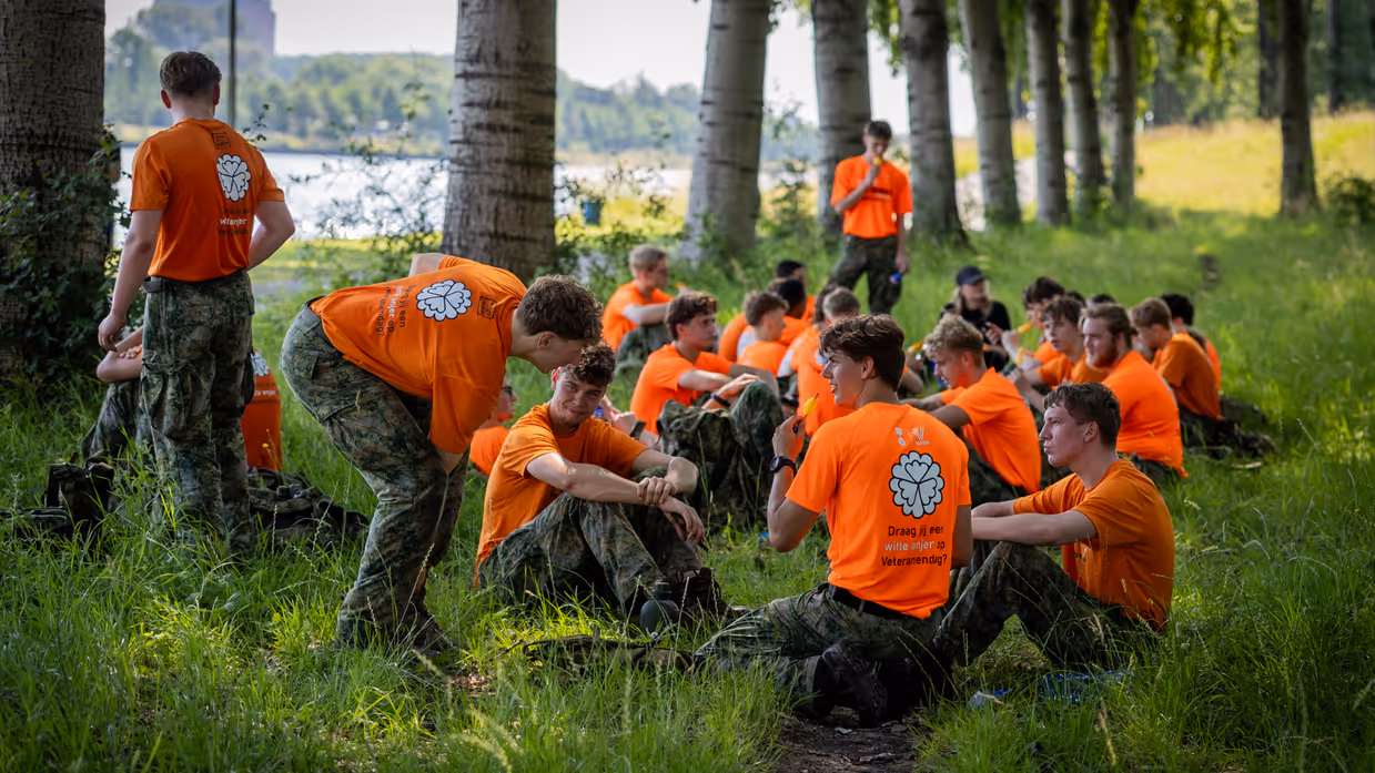  Studenten zitten in de schaduw met een ijsje