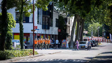 Studenten lopen over een dijk, Studenten lopen op de stoep door Nieuwegein 