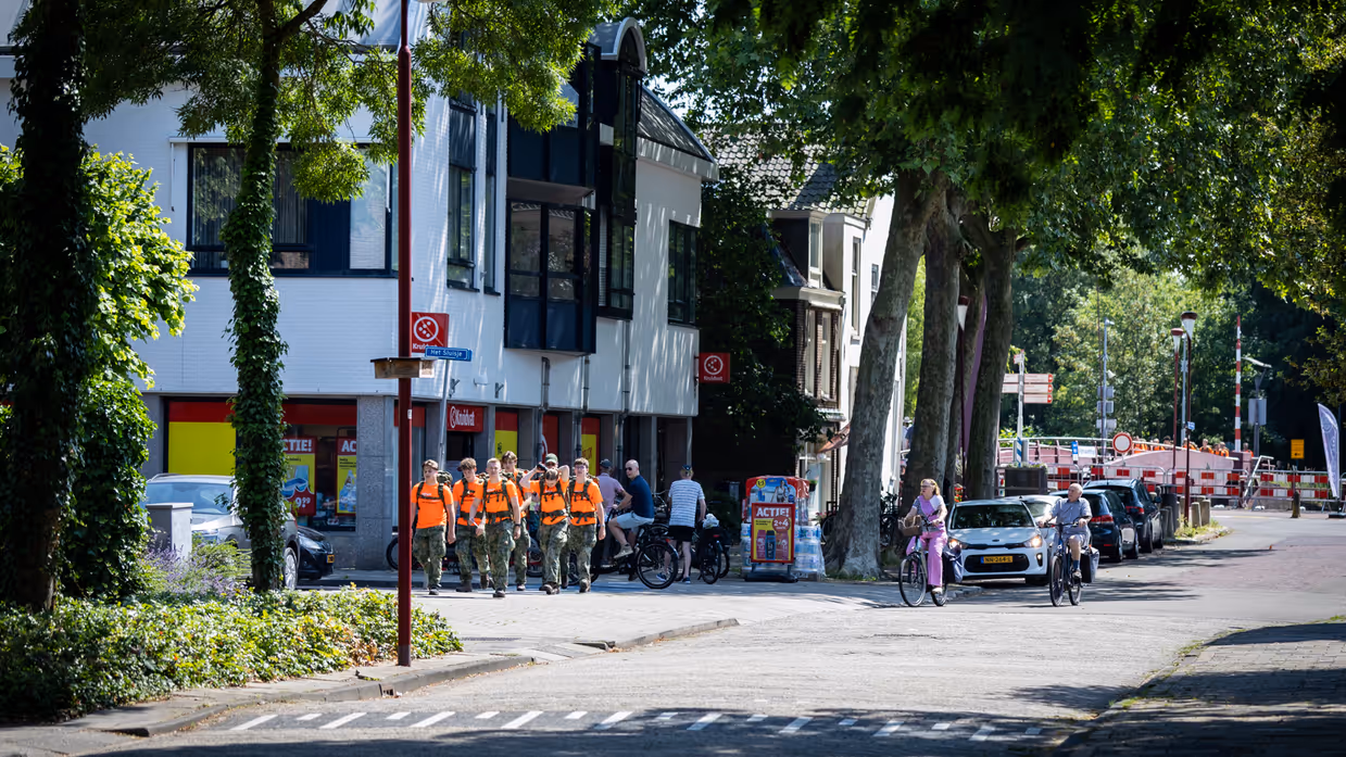Studenten lopen over een dijk, Studenten lopen op de stoep door Nieuwegein 