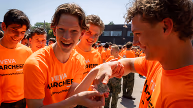  Jongens laten coin zien