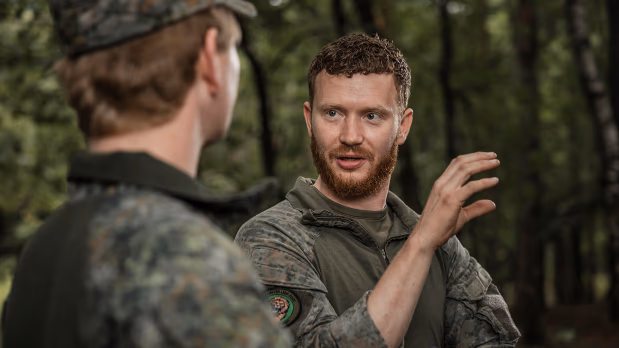 Eerste luitenant Jim, Forward Observer, bespreekt tijdens oefening Fighter Lion de inzet van AITAS met collega's in het veld.