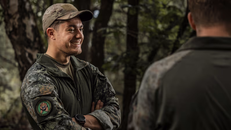 Korporaal Dylan, chauffeur van het Fire Support Team, bespreekt tijdens oefening Fighter Lion de inzet van AITAS met collega's in het veld.