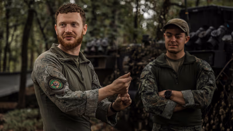 Eerste luitenant Jim en korporaal Dylan bespreken tijdens oefening Fighter Lion de inzet van drones en AITAS voor doelopsporing.