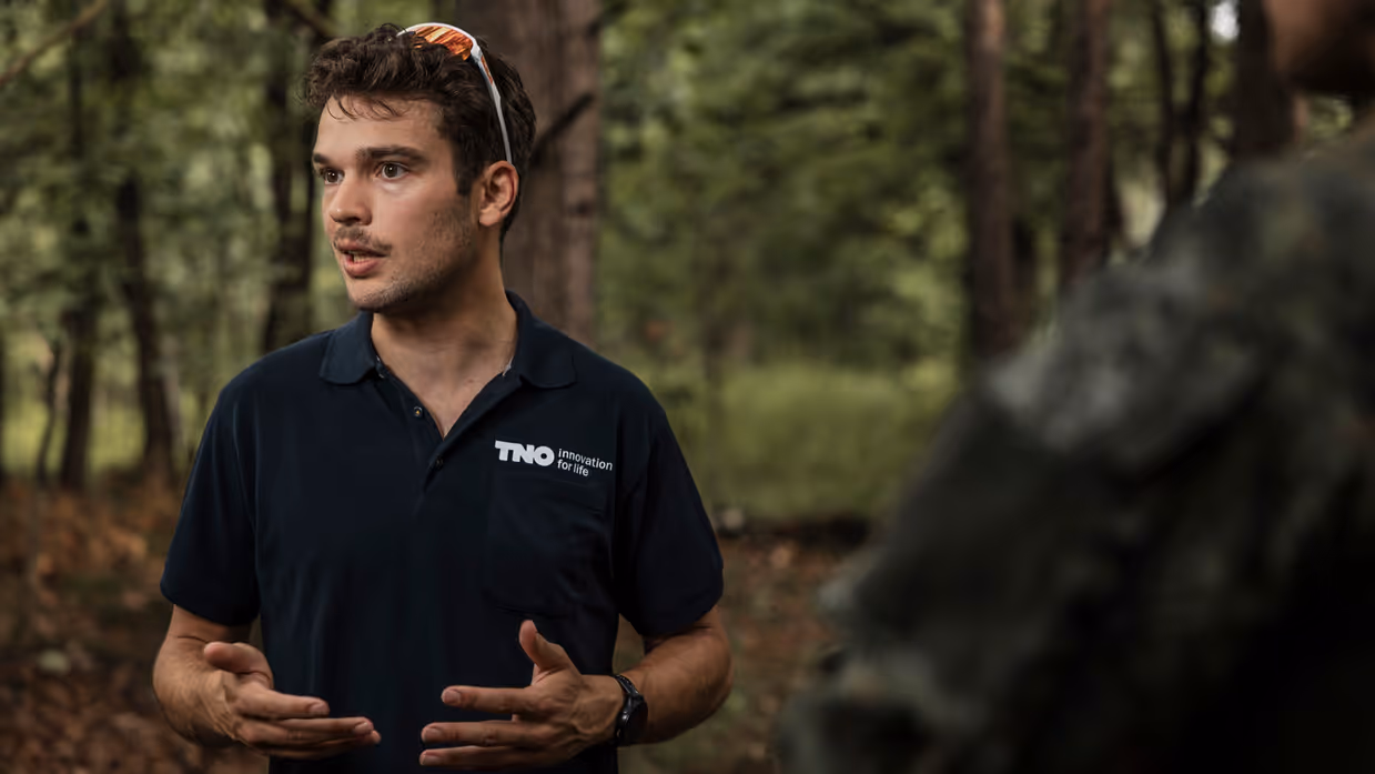 Leander, engineer bij TNO, bespreekt tijdens oefening Fighter Lion de ontwikkeling van AITAS.