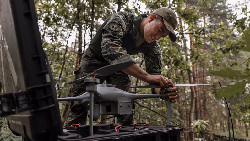 Korporaal Dylan bereidt een verkenningsdrone voor op een vlucht tijdens oefening Fighter Lion.