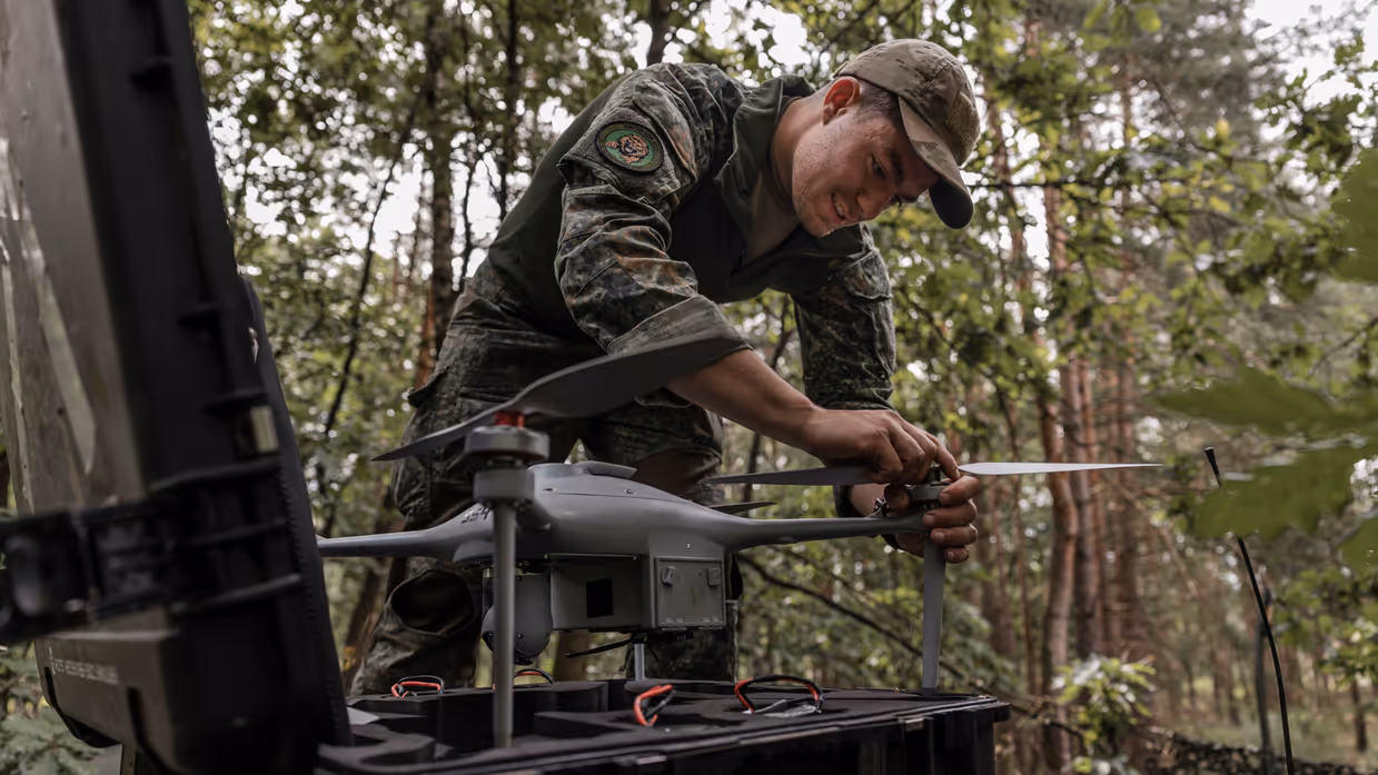 Korporaal Dylan bereidt een verkenningsdrone voor op een vlucht tijdens oefening Fighter Lion.