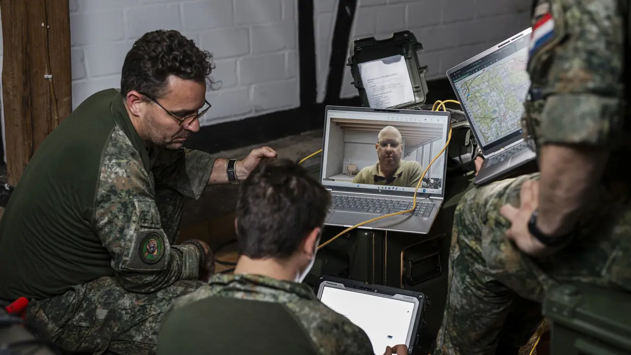 Militairen gebruiken digitale middelen voor samenwerking tijdens oefening Fighter Lion.