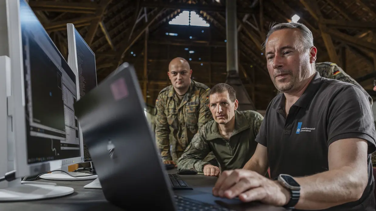 Militairen en IT-specialisten werken in een tijdelijke commandopost aan de Tactical Cloud.