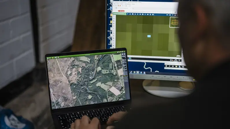 Militair gebruikt digitale systemen binnen de Tactical Cloud.