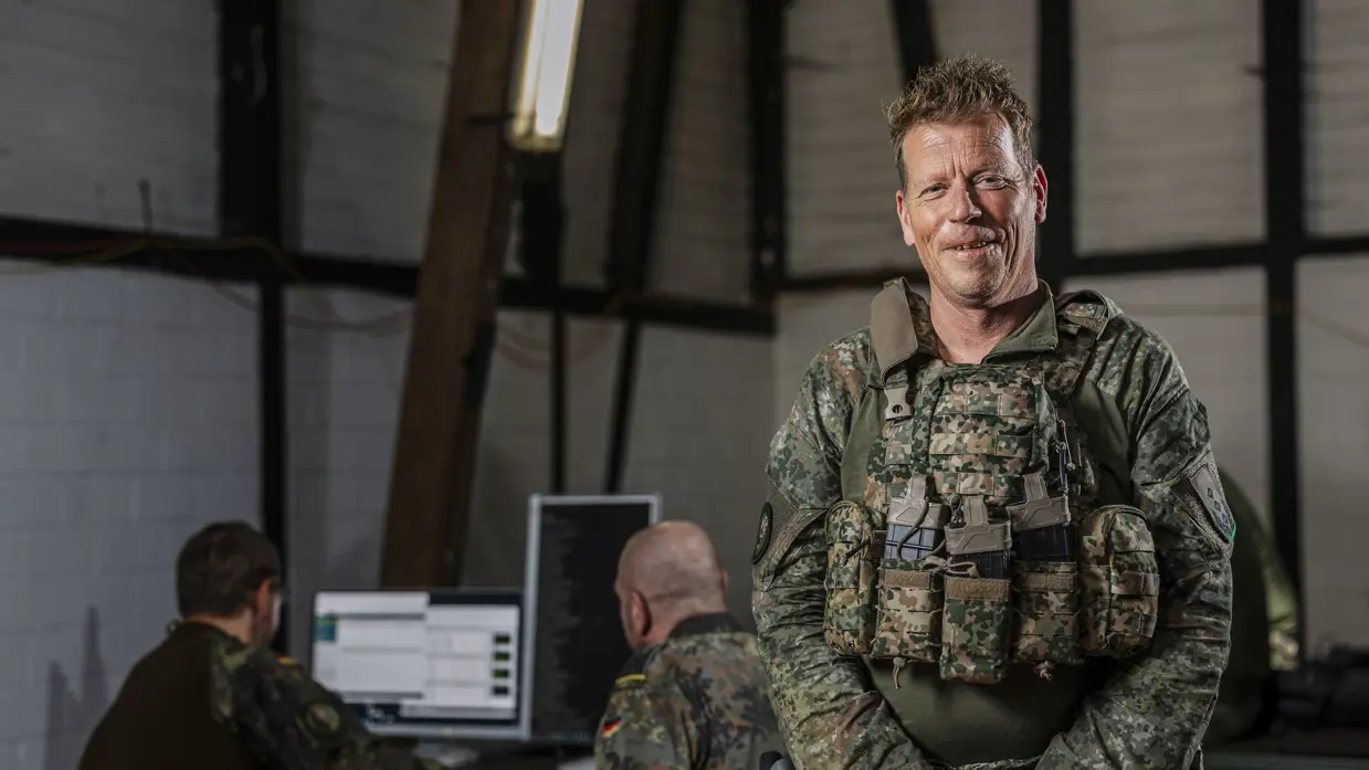 Kolonel Plender in de tijdelijke commandopost tijdens oefening Fighter Lion.