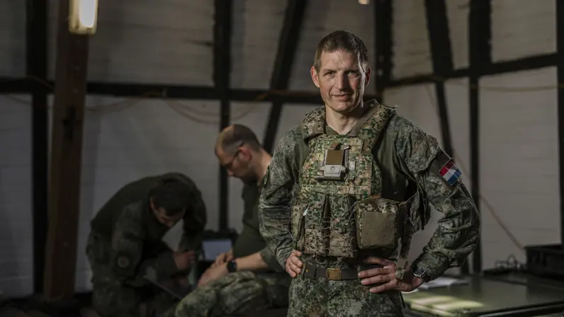 Majoor Robert in de tijdelijke commandopost tijdens oefening Fighter Lion.