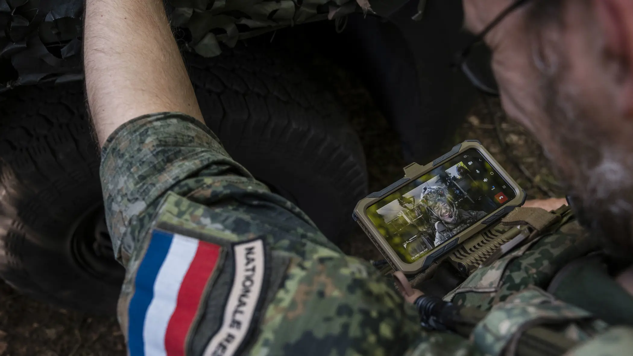 Videobellen vanuit het veld tijdens oefening Fighter Lion met behulp van de Tactical Cloud.