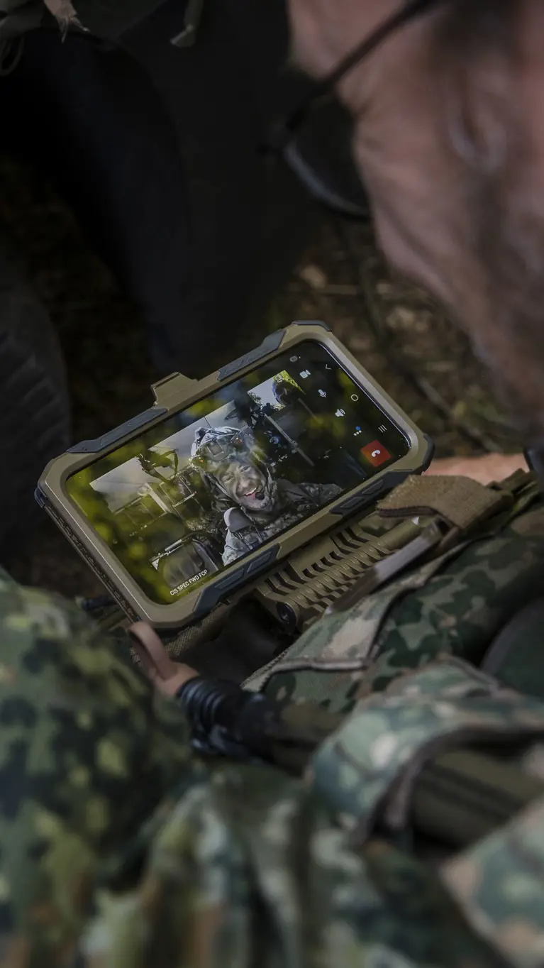 Videobellen vanuit het veld tijdens oefening Fighter Lion met behulp van de Tactical Cloud.