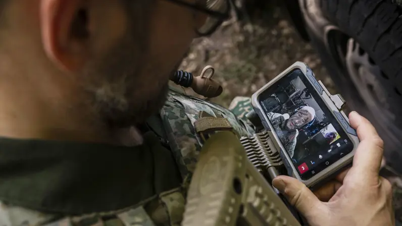 Militair gebruikt een tablet voor videobellen tijdens oefening Fighter Lion via de Tactical Cloud.