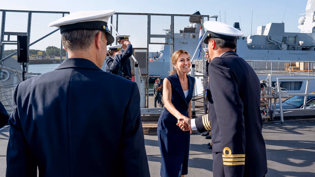 Minister begroet de bemanning van de Evertsen.
