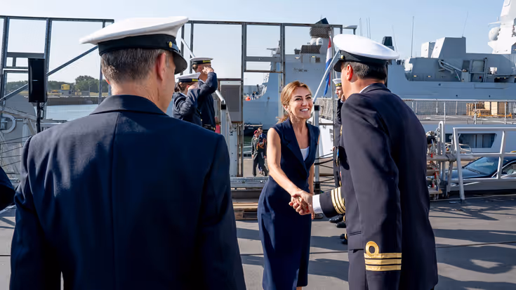 Minister begroet de bemanning van de Evertsen.