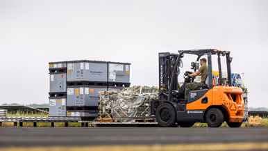 Vorkheftruck verplaatst pallet met materieel.