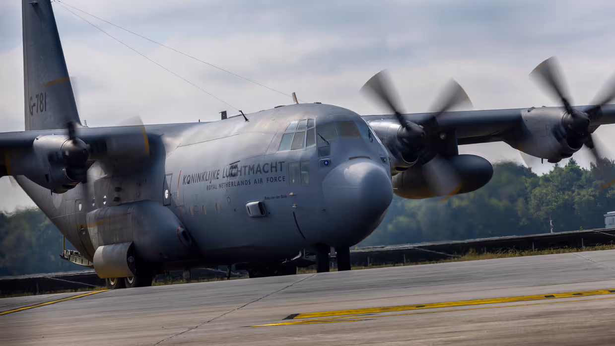  C-130 Hercules-transportvliegtuig met draaiende motoren.