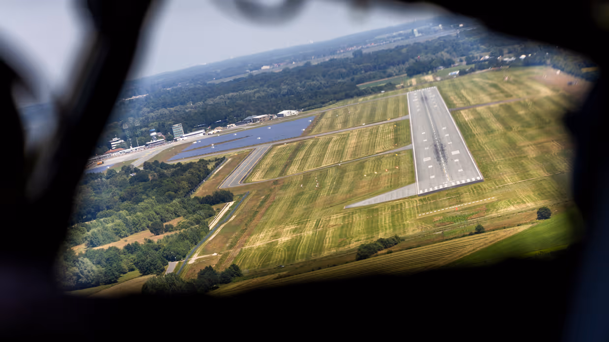 Blik vanuit de cockpit op Groningen Airport Eelde.