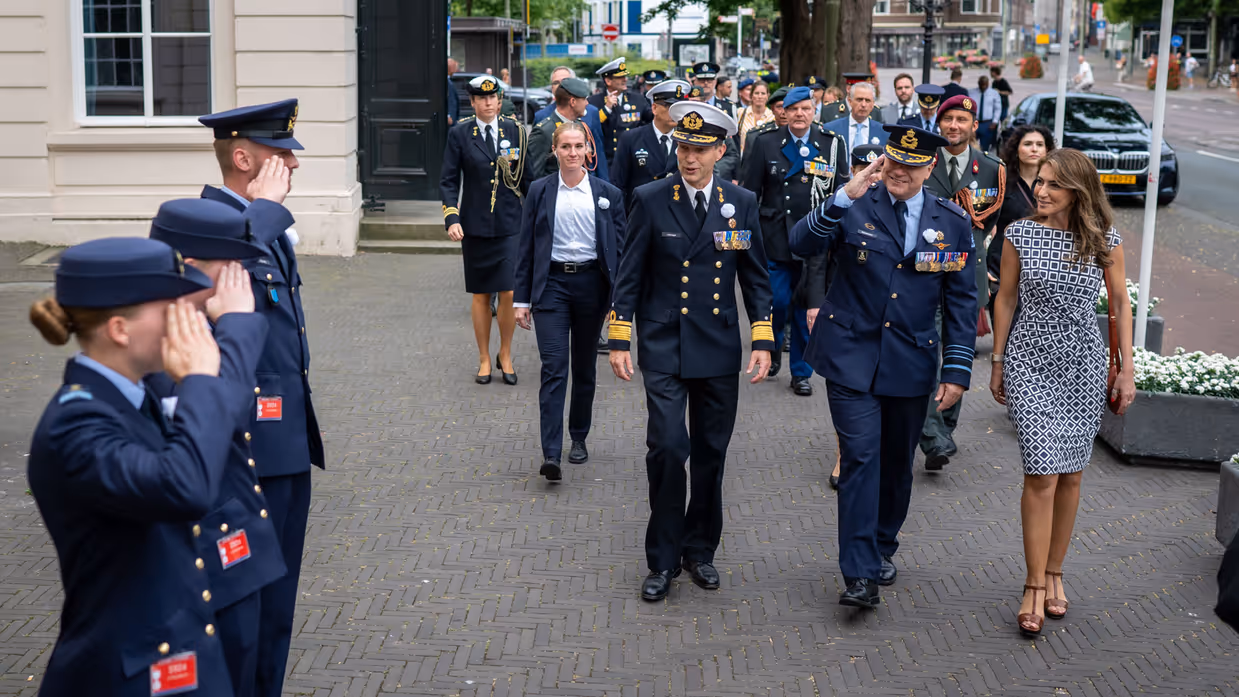 Drie luchtmachtmilitairen salueren naar de CDS en minister van Defensie als zij aankomen bij de Koninklijke Schouwburg in Den Haag 