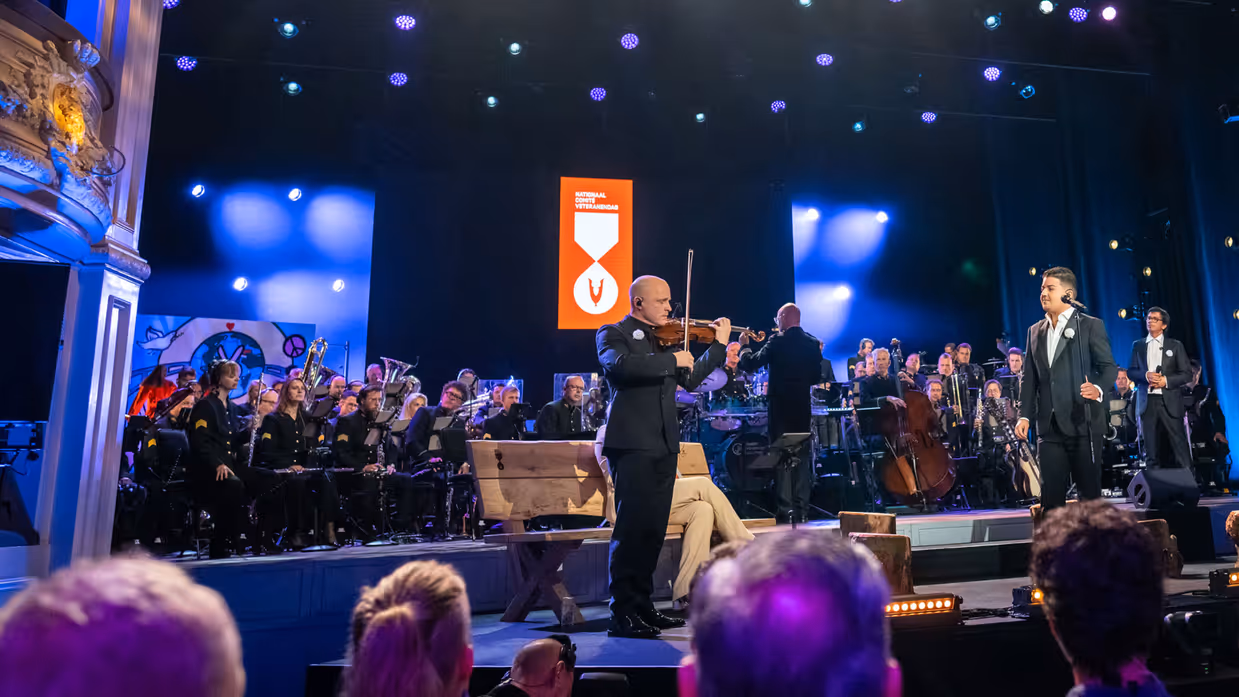 Marco Schuitmaker (rechts) luistert tijdens zijn optreden naar een violist. 