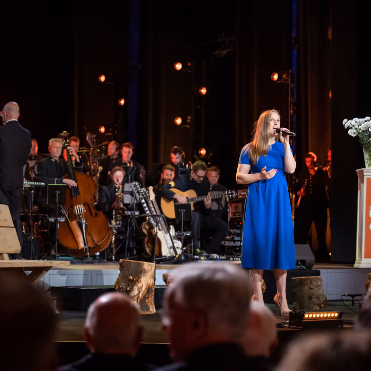 Natasja den Toom zingt. 