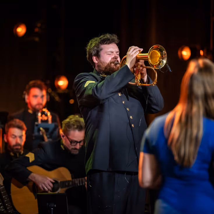 Natasja den Toom kijkt achterom naar de solotrompettist van het orkest van de luchtmacht.