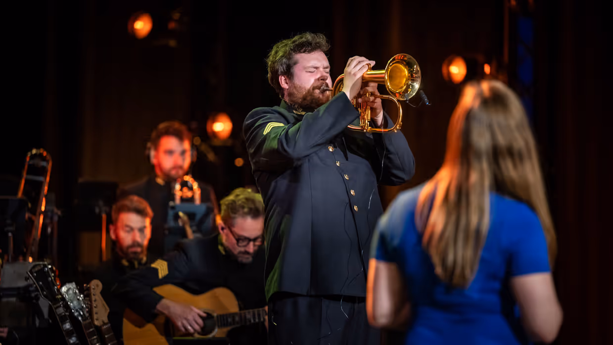 Natasja den Toom kijkt achterom naar de solotrompettist van het orkest van de luchtmacht.