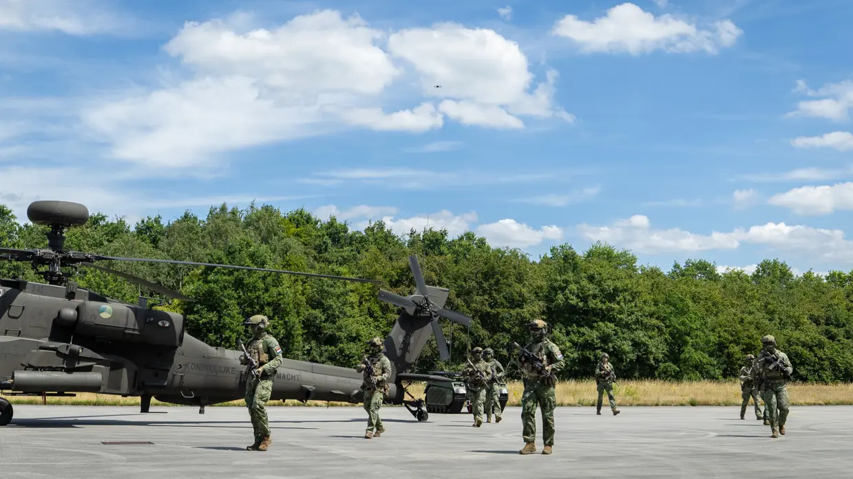 De Milrem THeMIS omringd door militairen. 