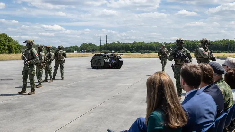 Milrem THeMIS met daaromheen militairen 