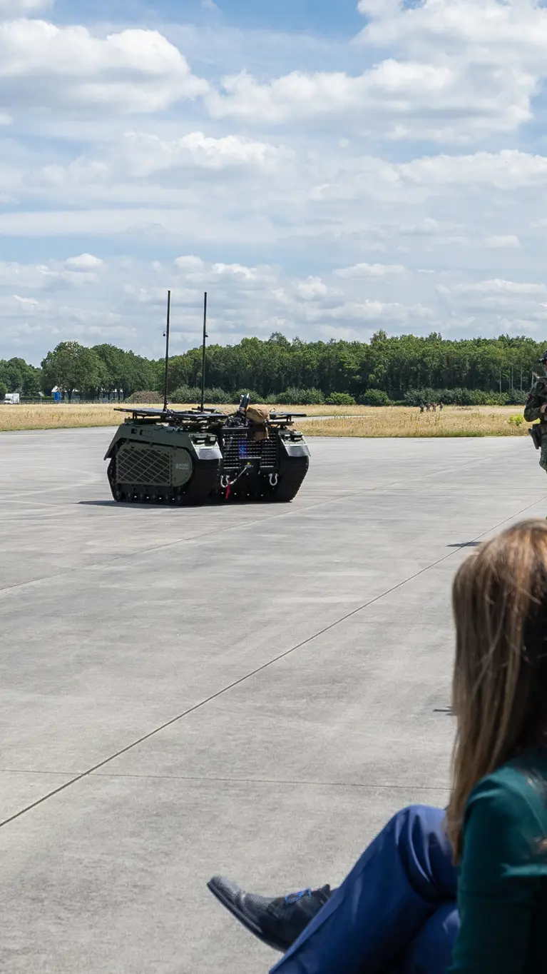 Milrem THeMIS met daaromheen militairen 