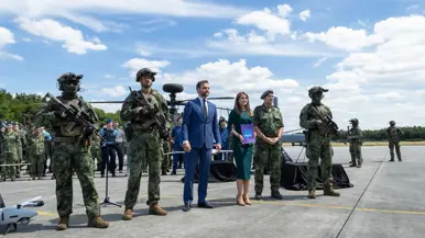 Dilan Yesilgöz, Derk Boswijk en Onno Eichelsheim poseren met de Defensienota. 