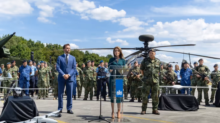 De minister spreekt tijdens de presentatie van de Defensienota. 