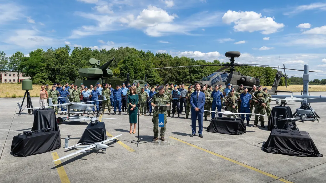 Generaal Eichelsheim houdt een toespraak tijdens de presentatie van de Defensienota. 