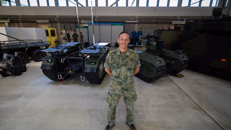 Sergeant-majoor Stephan poseert met twee Milrems. 