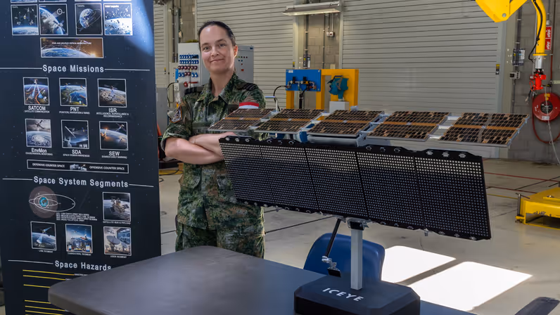  Luitenant-kolonel Petra poseert met een satelliet.