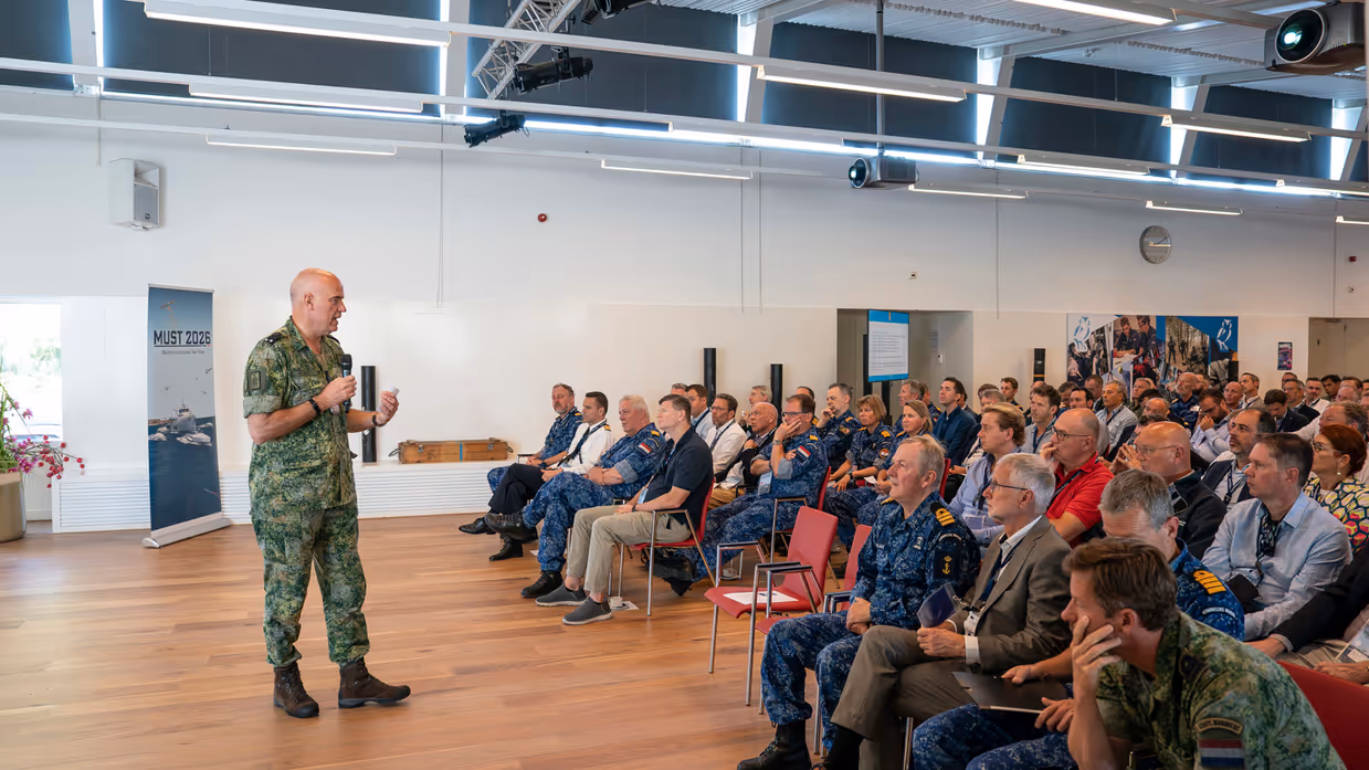 Generaal-majoor der mariniers Rob de Wit spreekt een zaal met aanwezigen toe.