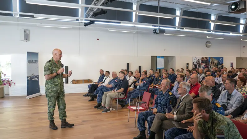 Generaal-majoor der mariniers Rob de Wit spreekt een zaal met aanwezigen toe.